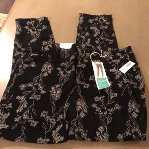 Old Navy Printed Pixie Chino- Black w/ white flowers Jeans  Size 8
